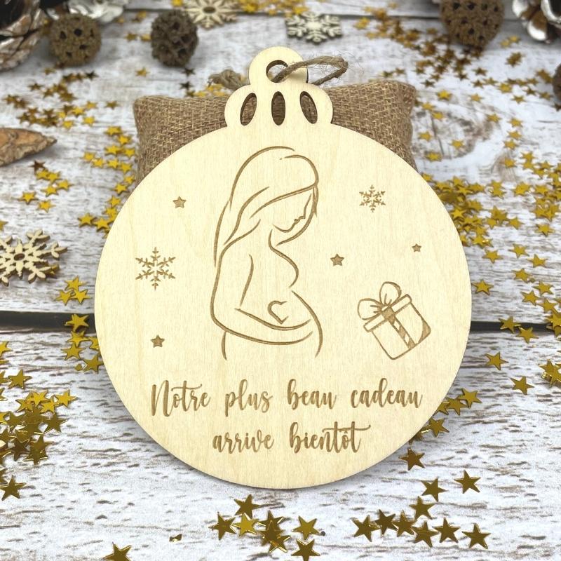 Boule de Noël en bois de naissance, grossesse de Noël, femme