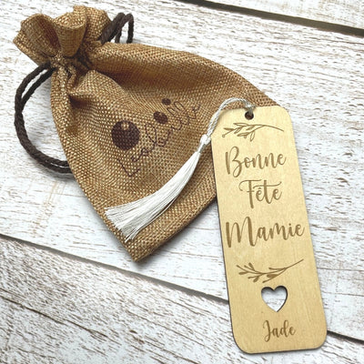 Marque page en bois inscrit "bonne fête mamie"