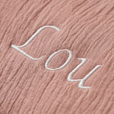 Broderie blanche du prénom LOU sur nos couvertures en gaze de coton vieux rose personnalisée 