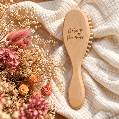 Brosse à cheveux bébé en bois à picots souples avec gravure bébé d’amour Léobulle