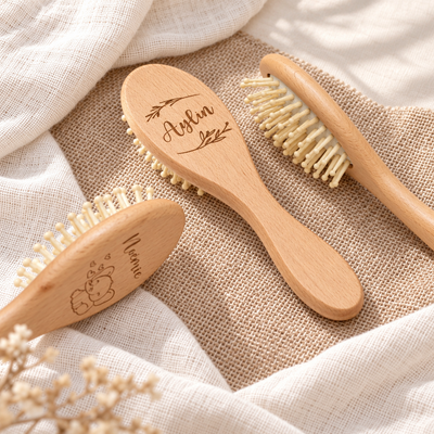 Brosses bébé en bois à picots personnalisées avec prénom et motifs gravés Léobulle