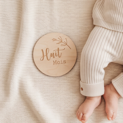 Carte étape 8 Mois avec pied de bébé 