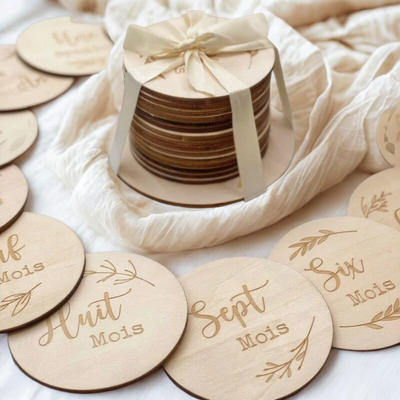 Cartes Étapes Bébé en bois disposées pour la première année, gravées et personnalisables, parfaites pour photos souvenirs.