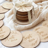 Cartes Étapes Bébé en bois disposées pour la première année, gravées et personnalisables, parfaites pour photos souvenirs.