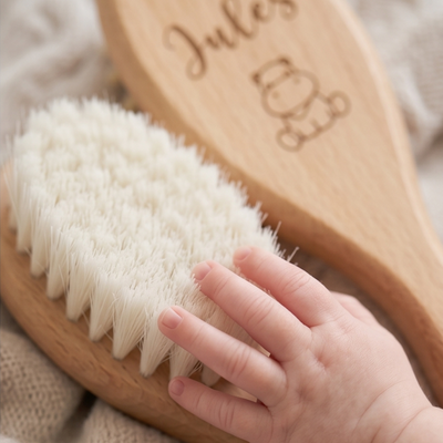 Brosse en poils naturel pour bébé avec main bébé