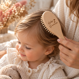 Maman brosse les cheveux de bébé avec la brosse à picots Bébé d'amour