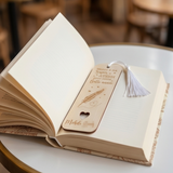 Marque page personnalisé cadeaux maîtresse dans un livre 