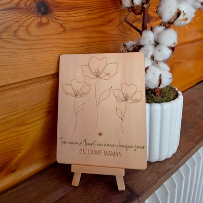 Cadeau pour maman, plaque en bois avec support et fleur gravé avec 3 prénoms enfants. Je t'aime Maman