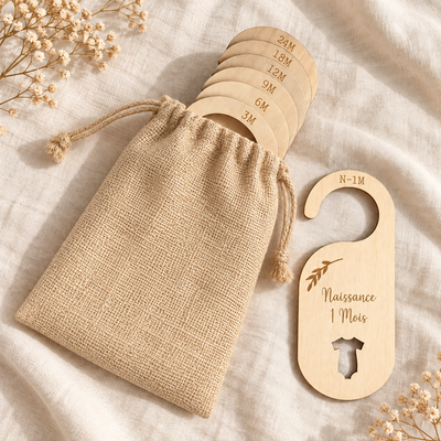 Séparateurs de penderie bébé en bois avec leur pochette beige à cordon