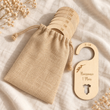 Séparateurs de penderie bébé en bois avec leur pochette beige à cordon