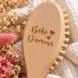 Zoom sur la gravure Bébé d'amour de la brosse à cheveux à picots 