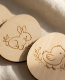Cartes du jeu de memory en bois sur le thème de Pâques, illustrations de lapins, et poussin, jeu éducatif pour enfants
