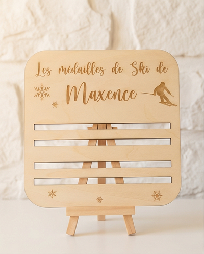 Porte-médailles ski personnalisé en bois – Prénom enfant