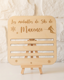 Porte-médailles ski personnalisé en bois – Prénom enfant