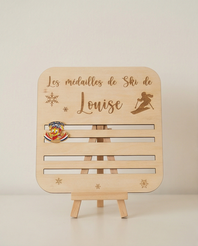 Porte-médailles ski personnalisé en bois – Prénom enfant