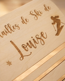 Porte-médailles ski personnalisé en bois – Prénom enfant